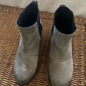 In excellent condition, selling for less because I want them to go fast.